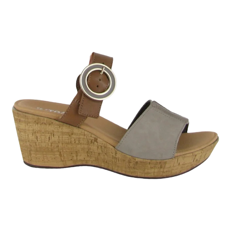 Men's sandals with a decorative buckle or charmBreezy