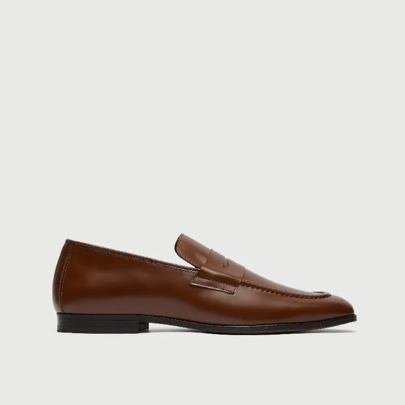 Men's loafers with a perforated leather upper for ventilationWindsor Saddle Loafer