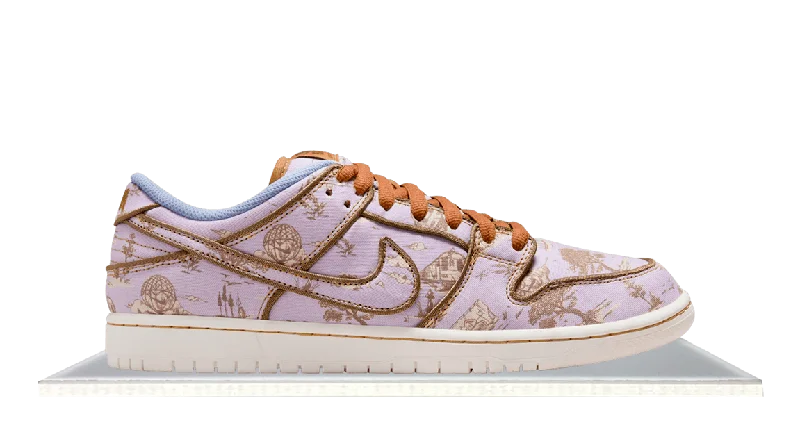 Men's minimalist sneakers with a simple designSB Dunk Low Premium Pastoral Print