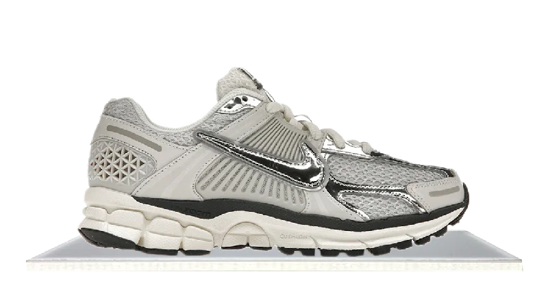 Men's sneakers with a removable insole for easy cleaningNike Zoom Vomero 5 Photon Dust Metallic Silver